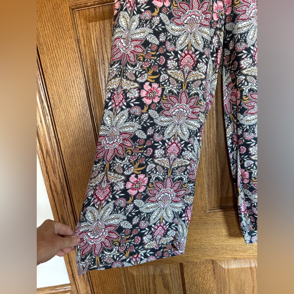 Women’s Floral Patterned Pants with Pockets! Wide Leg Cropped. Size Medium Loft